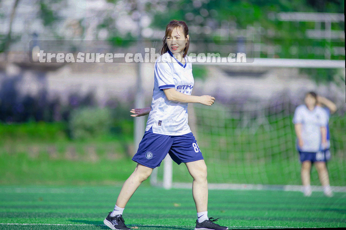 俯拍宝石标本平铺，暖灰米白背景上散落孔雀蓝与琥珀金色块